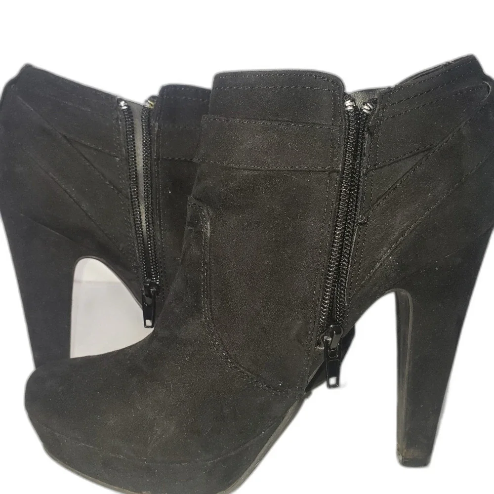 G BY GUESS GGDARLYNG2 Black Heeled Faux Suede Boots Booties Womens Size 7.5